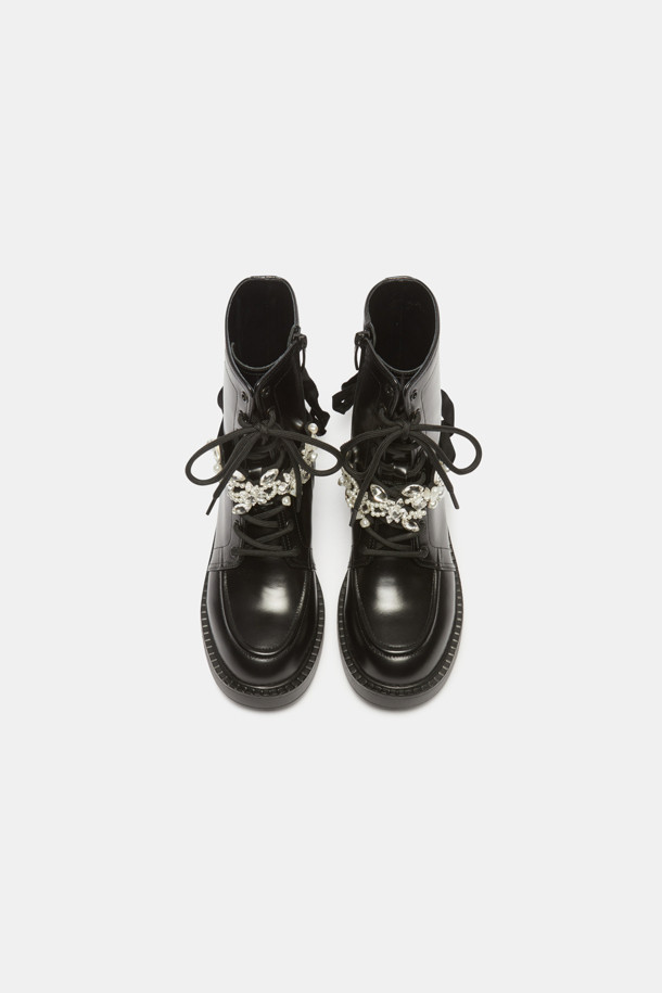 "Dazzling boots(블랙)"는 페미닌하고 시크한 무드를 연출하는 여성 부츠입니다. 라운드 토우 디자인에 미들힐 청키힐을 사용하여 편안함과 스타일을 동시에 잡았습니다. 소가죽 소재로 제작되어 고급스러움을 더하고, 은은한 광택감이 돋보입니다. 탈부착 가능한 주얼리 장식 끈, 진주와 크리스털 디테일이 돋보이며, 사이드 지퍼와 레이스업으로 간편하게 착용할 수 있습니다. 데이트룩, 모임룩, 소개팅룩 등 다양한 TPO에 시크, 클래식, 미니멀한 스타일을 완성해보세요.
