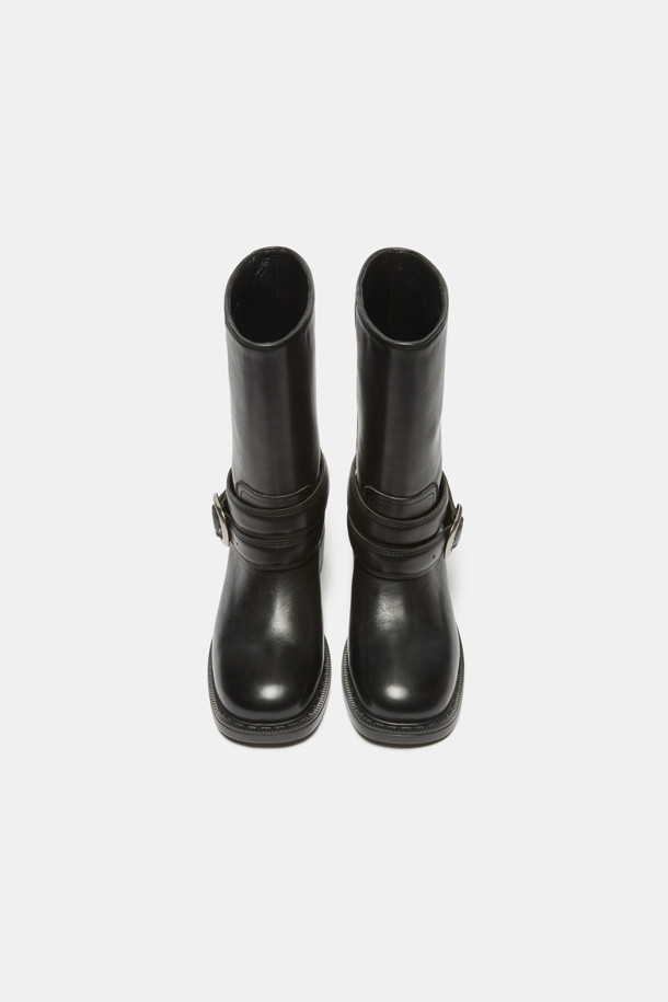 버클 부츠(블랙)는 소가죽 소재의 라운드 토우 디자인으로, 가을, 겨울철 데일리룩, 모임룩, 데이트룩에 모두 잘 어울리는 여성 부츠입니다. 미들 기장에 원버클 장식으로 포인트를 더했으며, 청키힐과 러버 아웃솔, 여유로운 핏으로 편안한 착화감을 선사합니다. 트렌디하고 세련된 스타일을 연출하며, 경량 기능으로 활동성을 높였습니다. 클래식, 미니멀, 시크 스타일에 완벽하게 매치되어 다양한 룩을 연출할 수 있습니다.
