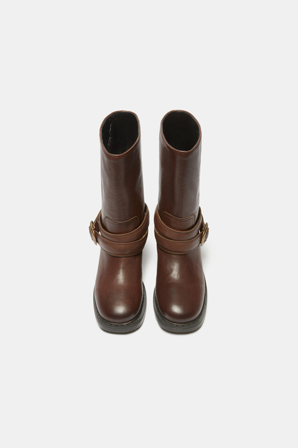 브라운 컬러의 버클 부츠입니다. 라운드 앞코에 소가죽 소재로 제작되어 가을, 겨울철 일상에서 착용하기 좋습니다. 미들 기장에 원버클 장식이 돋보이며, 여유로운 핏과 가벼운 착화감, 편안한 착화감을 제공합니다. 로우힐 디자인으로 출근룩, 모임룩, 데이트룩 등 다양한 TPO에 클래식, 미니멀, 캐주얼 스타일로 연출하기 좋습니다.
