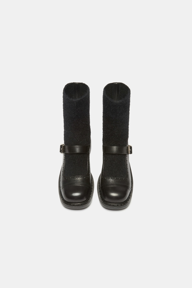 메리 제인 앵클 부츠(블랙)는 소가죽과 니트 소재로 제작되어 가을, 겨울철 데이트룩, 모임룩, 겨울 데일리룩에 잘 어울리는 여성 신발입니다. 라운드 토우와 청키힐, 메리 제인 스트랩 디자인, 브로그 디테일이 더해져 클래식하면서도 페미닌한 무드를 연출합니다. 니트 안감과 양말 레이어드 실루엣은 따뜻함과 스타일리시함을 동시에 제공하며, 발목을 덮는 앵클 부츠 스타일로 미니멀한 룩을 완성합니다. 버클로 간편하게 여밀 수 있으며, 중굽 높이로 편안한 착용감을 선사합니다.
