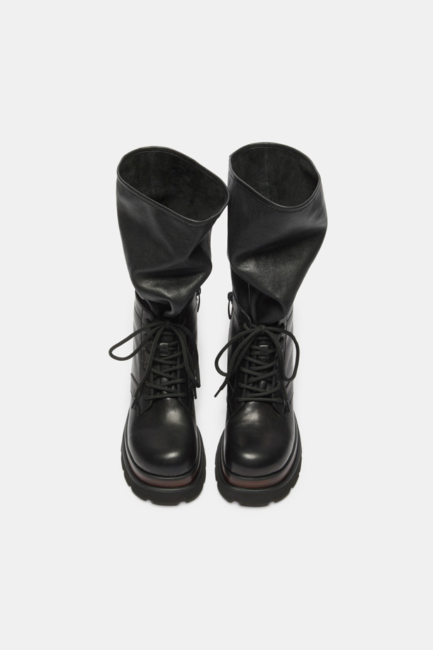 A라인 레이스업 부츠(블랙)는 세련된 스타일을 완성하는 여성 부츠입니다. 부드러운 소가죽 소재에 은은한 광택감을 더해 고급스러운 분위기를 연출하며, 상단이 여유있게 벌어지는 A라인 실루엣이 특징입니다. 미드솔 배색으로 포인트를 더하고 롱 레이스업 디자인으로 종아리를 감싸는 연출이 가능합니다. 라운드 앞코와 통굽 디자인으로 편안한 착용감을 제공하며, 가을/겨울 시즌 출근룩과 모임룩에 시크하고 클래식한 매력을 더합니다. 사이즈 조절이 가능한 레이스업 부츠는 미니멀한 스타일을 즐기는 여성분들께 추천합니다.
