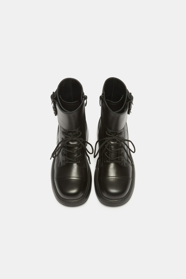 세련된 스타일을 완성하는 더블 버클 레이스업 부츠(블랙)입니다. 부드러운 소가죽 소재로 제작되어 고급스러운 룩을 연출하며, 캐주얼 및 클래식 스타일에 모두 잘 어울립니다. 발등 절개선과 스티치 라인이 돋보이며, 더블 버클 스트랩이 포인트를 더해줍니다. 레이스업 방식으로 편안하게 착용할 수 있으며, 사계절 내내 다양한 TPO에 활용 가능한 데일리 부츠입니다. 출근룩, 모임룩 등 어떤 스타일에도 멋스럽게 매치하여 당신의 개성을 드러내 보세요.
