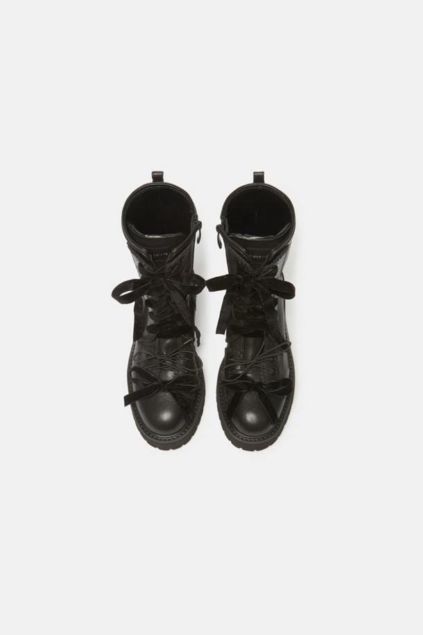 세련된 스타일을 완성하는 "커튼 콜 컴뱃 부츠(블랙)"를 소개합니다. 부드러운 소가죽 소재로 제작되어 고급스러운 퀄리티를 자랑하며, 시크하고 미니멀한 디자인으로 출근룩과 모임룩에 모두 잘 어울립니다. 블랙 컬러에 리본과 스티치 디테일이 더해져 여성스러운 포인트를 더했으며, 끈으로 조절하여 발에 맞게 편안하게 착용할 수 있습니다. 클래식한 무드를 연출하며, 어떤 스타일에도 쉽게 매치하여 세련된 룩을 완성해보세요.
