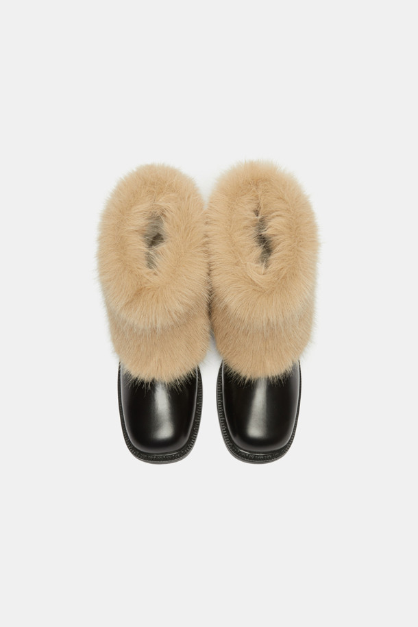 Furridge 앵클 부츠(black)는 여성분들을 위한 겨울철 필수 아이템입니다. 부드러운 소가죽과 포근한 페이크 퍼 안감으로 제작되어 따뜻하고 포근한 착용감을 선사합니다. 라운드 스퀘어 앞코 디자인과 클래식한 실루엣은 세련된 무드를 연출하며, 출근룩, 미니멀, 시크 스타일에도 잘 어울립니다. 경량 몰드 아웃솔로 편안한 착화감을 제공하며, 블랙과 라이트 베이지 컬러로 만나볼 수 있습니다.
