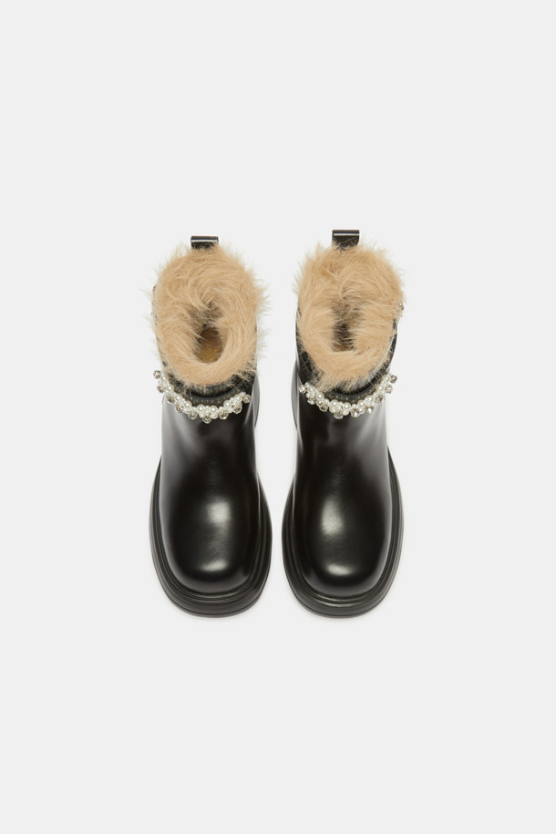 Furridge 쥬얼리 앵클 부츠(블랙)는 가을, 겨울철 출근룩에 세련된 포인트를 더해줄 여성용 앵클 부츠입니다. 부드러운 소가죽과 페이크 퍼 소재, 라운드 앞코 디자인으로 편안함과 스타일을 동시에 갖췄습니다. 플랫 굽에 진주 & 큐빅 장식이 더해져 캐주얼하면서도 여성스러운 무드를 연출하며, 안감 퍼(fur)가 적용되어 보온성을 높였습니다. 가볍고 폭신한 경량 몰드 아웃솔과 버클형 여밈으로 편안한 착화감을 선사하며, 광택감 있는 가죽이 고급스러운 느낌을 더합니다. 
