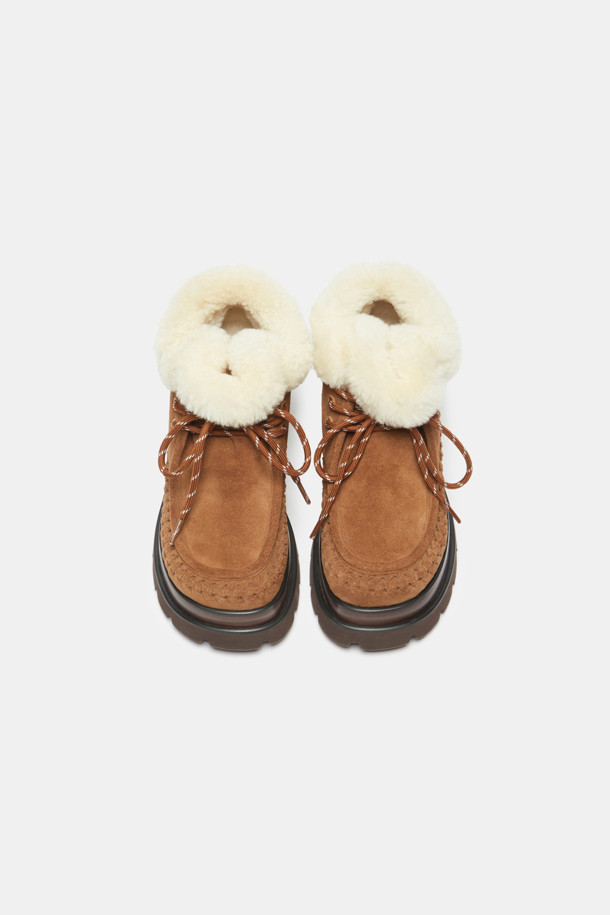 Furridge 아웃도어 앵클 부츠(브라운)는 여성용 앵클 부츠로, 가을과 겨울에 따뜻하게 착용할 수 있습니다. 브라운과 라이트 베이지 컬러로 출시되었으며, 가죽, 양모, 인조 퍼 소재를 사용하여 보온성과 방한 기능을 갖췄습니다. 6cm 플랫폼 통굽 디자인에 스트라이프 패턴을 더해 캐주얼, 보헤미안, 트래킹 스타일을 연출할 수 있습니다. 레이스업 방식으로 편안하고 안정적인 착용감을 제공하며, 출근룩과 여행룩에 매치하기 좋습니다.
