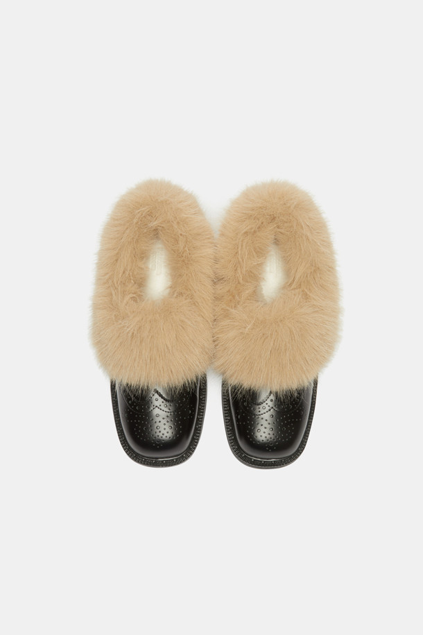 Furridge 로퍼(블랙)는 여성 고객을 위한 신발로, 가을과 겨울에 따뜻하게 신을 수 있도록 디자인되었습니다. 소가죽과 페이크 퍼 소재를 사용하여 부드러운 착용감을 제공하며, 안감과 인솔에도 퍼를 적용하여 보온성을 높였습니다. 라운드 스퀘어 앞코 디자인과 플랫 굽으로 편안함을 강조했으며, 클래식한 실루엣과 무지 패턴은 다양한 스타일 연출에 용이합니다. 슬립온 형태로 간편하게 착용 가능하며, 퍼 장식이 탑라인에 포인트를 더해 세련된 느낌을 선사합니다. 출근룩과 모임룩은 물론, 미니멀, 캐주얼 등 폭넓은 스타일을 소화할 수 있습니다.
