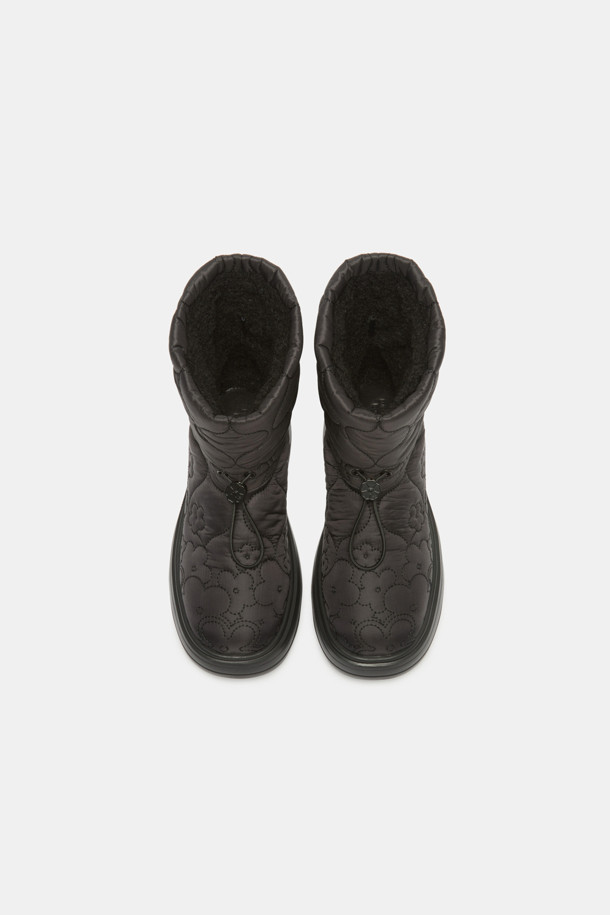 플라워 퀼팅 앵클 부츠(black)는 여성스러운 무드를 연출하는 겨울철 필수 아이템입니다. 블랙 컬러에 플라워 퀼팅 패턴이 돋보이며, 캐주얼하면서도 페미닌한 스타일을 완성합니다. 가볍고 따뜻한 패딩 안감과 발을 편안하게 감싸는 디자인으로, 일상생활에서 편안하게 착용할 수 있습니다. 스토퍼 디테일로 발목을 안정적으로 잡아주며, 플랫 굽으로 활동성을 높였습니다. 나일론 소재를 사용하여 내구성을 높였으며, 경량 디자인과 보온성을 갖춘 실용적인 앵클 부츠입니다.
