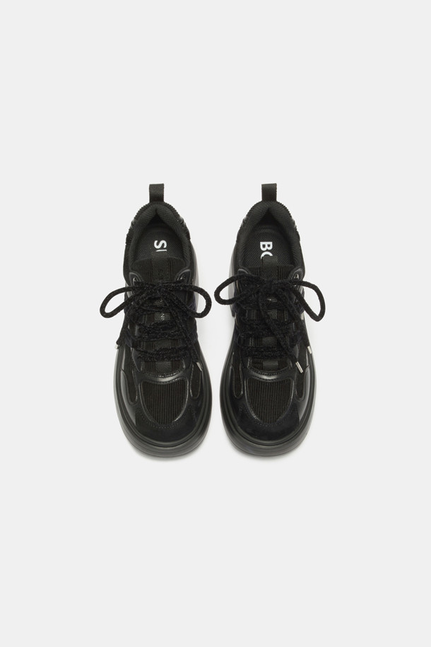 세련된 스타일을 완성하는 Sporty platform 스니커즈 (블랙)입니다. 양가죽, 합성가죽, 코듀로이, 골지 소재가 조화롭게 어우러져 고급스러운 룩을 선사합니다. 미니멀, 캐주얼, 클래식 스타일을 즐겨 입는 여성분들에게 추천하며, 통굽과 청키힐 디자인으로 트렌디함을 더했습니다. 골지 패턴과 플랫폼, 청키슈즈 특징이 돋보이며, 일상에서 편안하고 스타일리시하게 착용할 수 있습니다.
