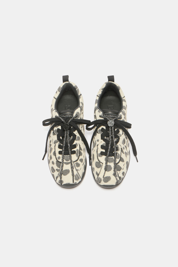 시크한 매력의 그레이 컬러를 입은 트렌디 스니커즈입니다. 양가죽, 소가죽, 송치가죽 등 고급스러운 소재로 제작되어 부드러운 착용감을 선사합니다. 플랫 굽에 라운드 앞코 디자인으로 편안함을 더하고, 도트 패턴과 탈부착 가능한 신끈, 플라워 스토퍼 장식이 돋보입니다. 동네 마실룩, 쇼핑룩, 카페룩 등 캐주얼, 미니멀, 클래식 스타일을 즐겨 입는 여성분들께 추천합니다. 
로우탑 디자인과 투웨이 신끈 디테일로 트렌디함을 놓치지 않았습니다.
