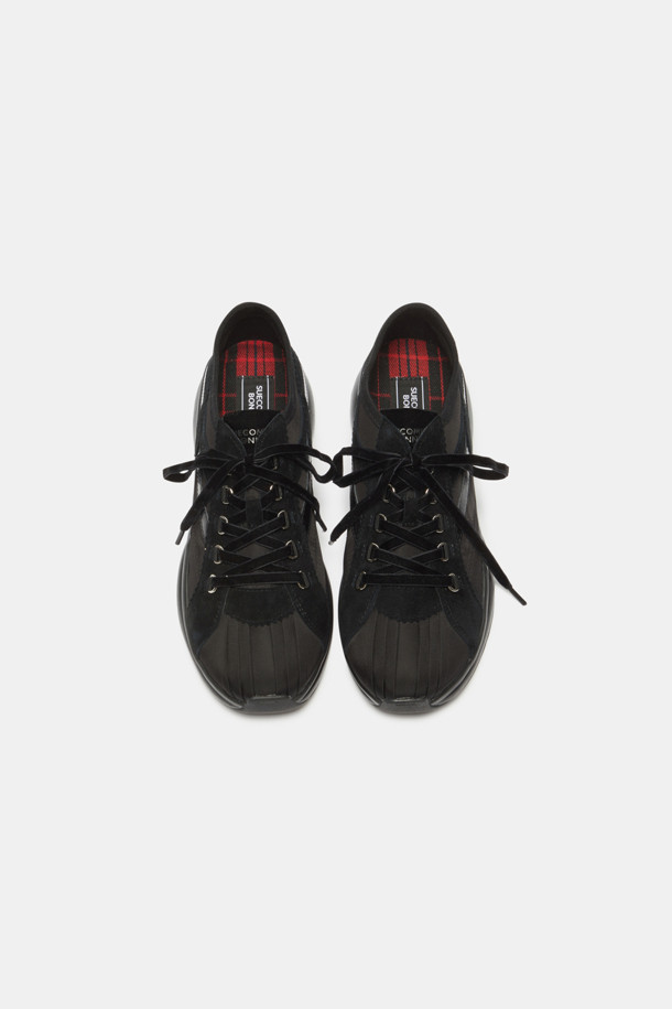 Britishoe 스니커즈(블랙)는 부드러운 나일론과 스웨이드, 소가죽 소재의 조화가 돋보이는 여성용 스니커즈입니다. 블랙 컬러에 라운드 앞코 디자인으로, 페미닌하면서도 캐주얼한 스타일을 연출합니다. 특히, 굽 높이가 낮아 편안한 착화감을 선사하며, 내부 인솔에는 타탄체크 패턴을 적용하여 포인트를 더했습니다. 로우탑 디자인에 벨벳 신끈, 주름 디테일로 세련된 감각을 더해 데이트룩, 미니멀, 클래식 스타일을 즐기는 분들께 추천합니다. 가볍고 편안한 착화감으로 사계절 내내 활용하기 좋습니다.
