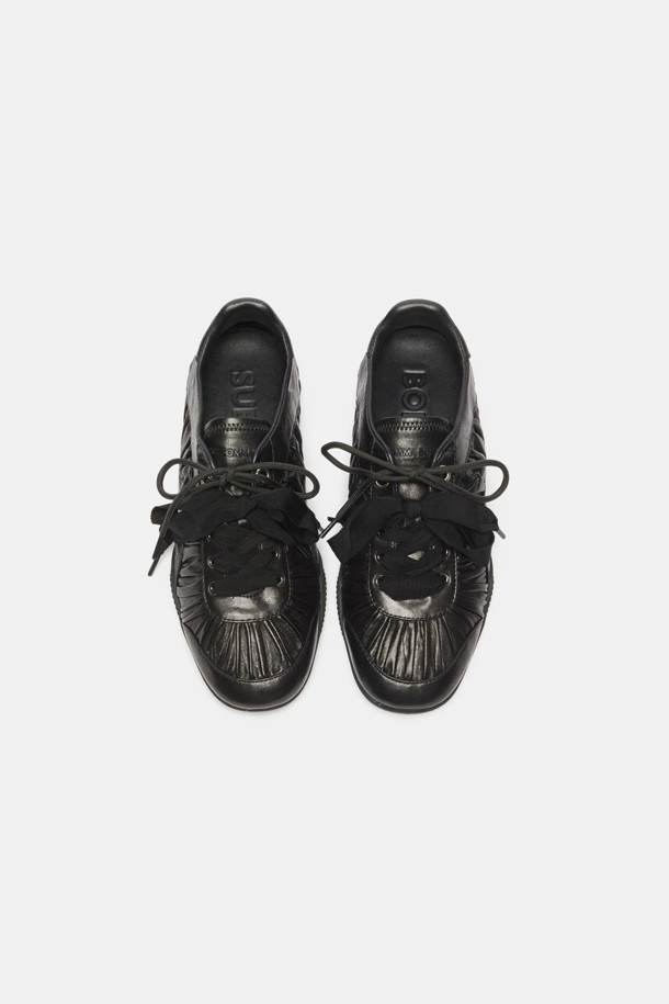 "Curtain call shrring sneakers(black)"는 여성스러운 무드를 연출하는 블랙 컬러의 스니커즈입니다. 양가죽과 스웨이드 소재를 사용하여 고급스러운 느낌을 더했으며, 둥근 코 디자인과 플랫한 굽으로 편안한 착용감을 제공합니다. 셔링 디테일이 돋보이며, 와이드한 슈레이스와 내부 속굽 적용으로 독특한 스타일을 연출합니다. 데이트룩, 동네 마실룩, 카페룩 등 다양한 TPO에 걸맞는 클래식, 미니멀, 걸리시 스타일을 완성해보세요. 사계절 내내 활용 가능한 아이템입니다.
