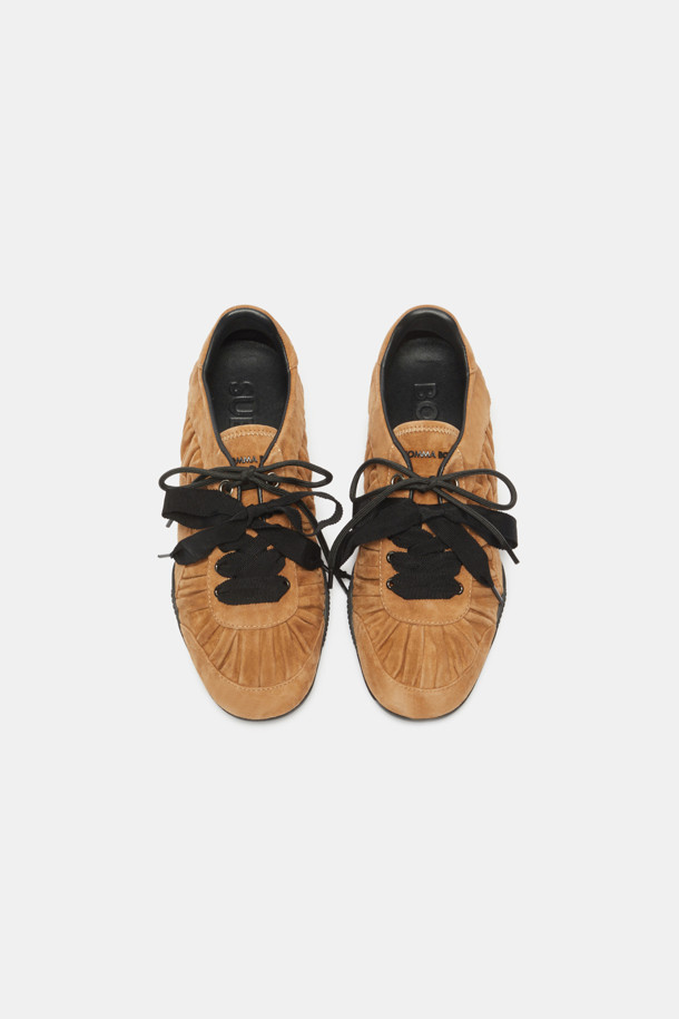"Curtain call shrring sneakers(brown)" (커튼 콜 셔링 스니커즈, 브라운)는 여성스러운 페미닌 무드를 연출하는 스니커즈입니다. 부드러운 소가죽과 스웨이드 소재를 사용하여 편안한 착화감을 제공하며, 둥근 코와 플랫 굽 디자인으로 편안함을 더했습니다. 발볼을 감싸는 볼륨감 있는 셔링 디테일이 특징이며, 와이드한 슈레이스가 돋보입니다. 데이트룩, 카페룩, 쇼핑룩 등 다양한 TPO에 클래식, 미니멀, 로맨틱 스타일로 매치하여 페미닌한 매력을 강조할 수 있습니다. 내부 속굽을 적용하여 다리 라인을 더욱 예쁘게 연출해 보세요.
