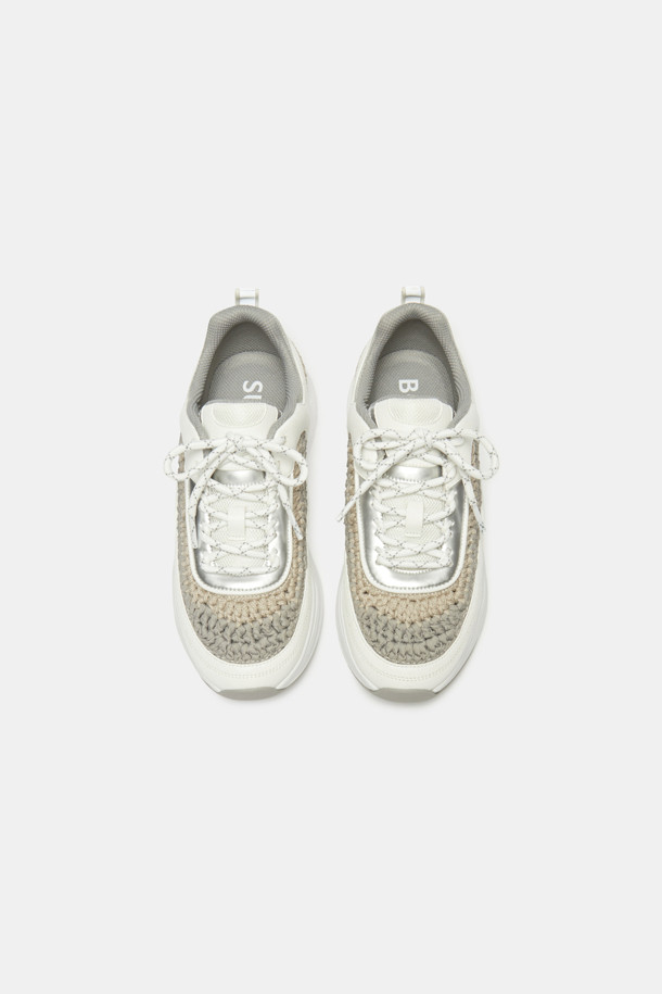 아이보리 컬러의 보우(Bow) 스니커즈는 여성들을 위한 캐주얼하고 스포티한 스타일의 운동화입니다. 니트 소재와 합성가죽의 조화로 편안함과 세련된 디자인을 동시에 잡았으며, 라운드 앞코와 로우탑 디자인으로 발을 더욱 편안하게 감싸줍니다. 봄, 여름, 가을까지 폭넓게 착용 가능하며, 일상, 산책, 여행 등 다양한 TPO에 활용할 수 있습니다. 경량의 몰드 아웃솔과 통기성이 우수한 소재를 사용하여 활동성을 높였으며, 니트 짜임 패턴과 신발끈 디테일이 돋보이는 유니크한 디자인의 플랫 스니커즈입니다. 
