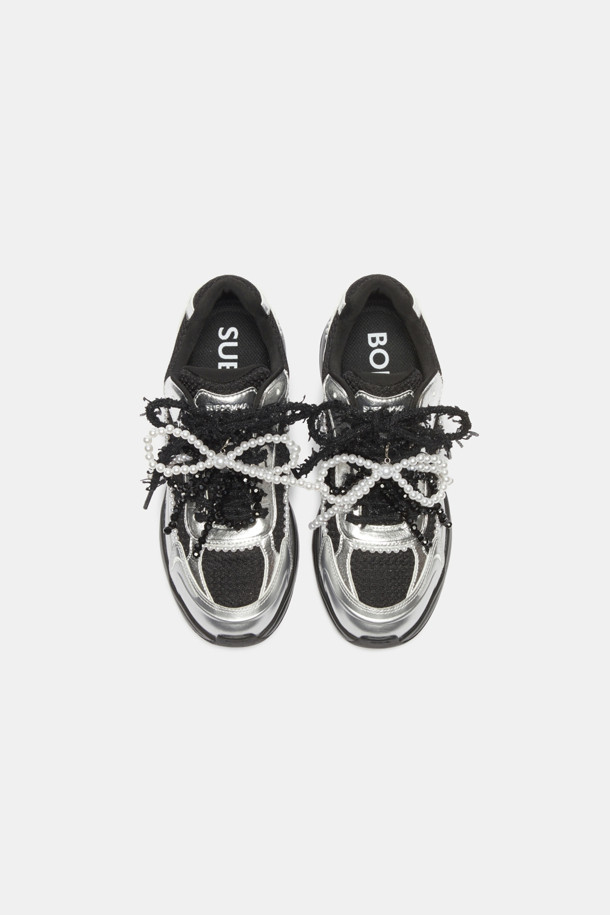 2025 딜라이트 스니커즈(블랙)는 여성스러운 스타일을 강조하는 블랙 컬러의 여성 운동화입니다. 합성피혁과 메쉬 소재로 제작되어 사계절 내내 편안하게 착용 가능하며, 통기성이 뛰어나 쾌적함을 유지해 줍니다. 클래식한 러너 실루엣에 탈부착 가능한 진주 장식이 더해져 페미닌하고 포멀한 무드를 연출합니다. 데이트룩, 동네 마실룩, 쇼핑룩 등 다양한 TPO에 맞춰 캐주얼, 클래식, 미니멀 스타일을 완성해 보세요. 레이스업 디자인으로 발을 안정적으로 잡아주며, 가벼운 무게감으로 편안한 착용감을 선사합니다.
