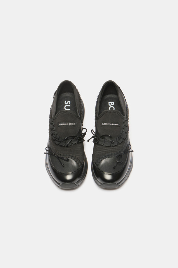 러플 리본 스니커즈(블랙)는 여성스러운 무드를 자아내는 블랙 컬러의 슬립온 스니커즈입니다. 부드러운 합성가죽 소재와 은은한 광택감이 고급스러운 느낌을 더하며, 러플 장식과 리본 디테일이 페미닌한 포인트를 선사합니다. 편안한 착화감을 위한 플랫폼 디자인과 에어홀 디테일이 돋보이며, 데이트룩, 동네 마실룩, 쇼핑룩 등 다양한 TPO에 스포티하면서도 미니멀한 스타일을 연출하기 좋습니다.
