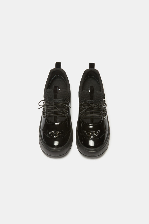 블랙 색상의 "다즐링 로우 스니커즈"는 여성 고객을 위한 캐주얼하고 세련된 스타일의 로우 스니커즈입니다. 라운드 앞코에 무지 디자인으로 어떤 옷에도 쉽게 매치할 수 있으며, 끈으로 편안하게 조절 가능합니다. 폴리에스터와 합성가죽 소재로 제작되어 사계절 내내 폭넓게 활용 가능하며, 글로시한 마감과 보석 장식이 돋보입니다. 쿠션 소재와 스포티한 러버솔로 편안한 착용감을 제공합니다.
