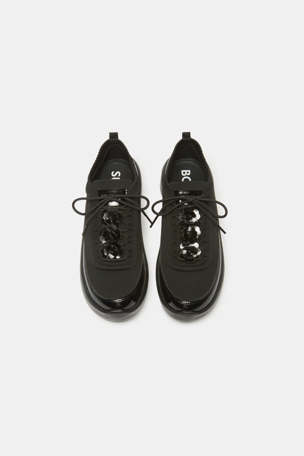 플라워 니트 플랫폼 스니커즈(블랙)는 여성스러운 무드를 연출하는 캐주얼 슈즈입니다. 부드러운 니트 소재에 라운드 앞코 디자인으로 편안한 착용감을 선사하며, 굽높이 굽타입 모두 플랫폼으로 제작되어 다리가 길어 보이는 효과를 줍니다. 신발 전체에 입체적인 플라워 장식이 더해져 페미닌한 매력을 더하고, 푹신한 인솔이 편안함을 더합니다. 데이트룩이나 쇼핑룩에 데님, 조거 팬츠, 원피스, 스커트 등 다양한 의상과 함께 코디하여 로맨틱하고 미니멀한 스타일을 완성해 보세요.
