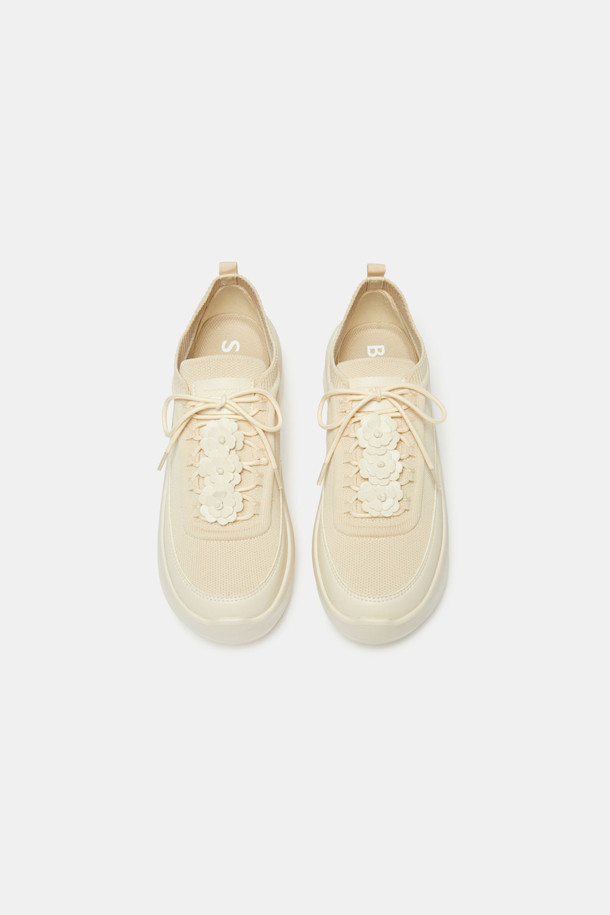 아이보리 컬러의 플라워 니트 플랫폼 스니커즈는 여성스러운 스타일을 연출하기에 좋습니다. 캐주얼, 로맨틱, 미니멀 스타일을 모두 소화할 수 있으며, 데이트룩, 쇼핑룩, 카페룩에 매치하기 좋습니다. 니트 소재로 제작되어 봄, 여름, 가을 계절에 편안하게 착용할 수 있습니다. 플라워 자수 디테일과 유광 소재가 돋보이며, 볼륨감 있는 플랫폼 굽과 푹신한 인솔이 편안한 착용감을 선사합니다. 레이스업 스타일로 발을 안정적으로 감싸줍니다.
