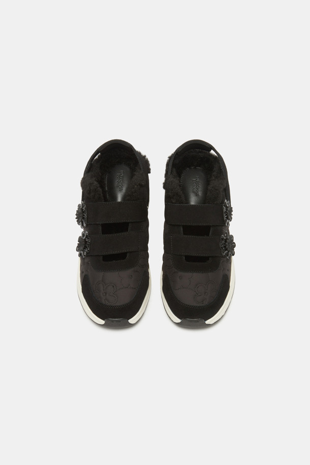 Furridge 플라워 스니커즈(블랙)는 겨울철 일상에서 따뜻함과 스타일을 동시에 잡을 수 있는 여성용 스니커즈입니다. 블랙 컬러에 퀼팅 패턴과 플라워 장식이 돋보이며, 뮬 디자인으로 편안한 착용감을 선사합니다. 벨크로 타입으로 신고 벗기 용이하며, 퍼 안감과 나일론, 스웨이드, 퍼 소재를 사용하여 보온성을 높였습니다. 플랫 굽으로 안정적인 착화감을 제공하며, 산책룩과 집콕룩, 캐주얼, 미니멀, 클래식 스타일 모두에 잘 어울립니다.
