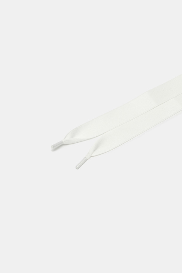 새틴과 레이스 소재로 제작된 레이스 신발끈(화이트)입니다. 110cm x 2cm 사이즈로, 페미닌한 무드를 연출하며 레이어링이 가능합니다. 데이트룩, 카페룩, 모임룩 등 다양한 TPO에 활용하기 좋습니다. 로맨틱하고 클래식한 스타일을 완성해 보세요. 섬세한 레이스 디자인이 돋보여 신발에 여성스러움을 더해줍니다.
