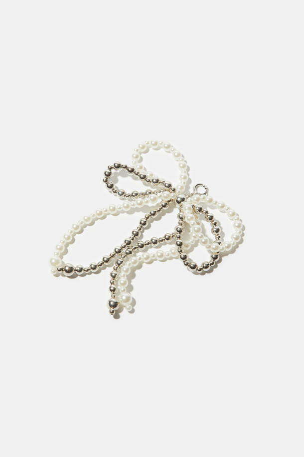 신발 끈 또는 아일렛에 부착하여 포인트를 더하는 슈즈 액세서리, 슈토핑 빅 참(실버)입니다. 메탈 소재에 펄과 크리스탈 장식이 더해져 로맨틱하고 화려한 무드를 연출합니다. 리본 형태의 디자인은 여성스러운 매력을 강조하며, 데이트룩, 쇼핑룩, 카페룩 등 다양한 TPO에 활용하기 좋습니다. 사이즈는 9cm x 10cm이며, 사계절 내내 미니멀, 클래식 등 다양한 스타일의 슈즈에 포인트를 더할 수 있습니다. 실버 컬러로 시원하고 세련된 느낌을 주어 슈즈에 특별함을 더해보세요.
