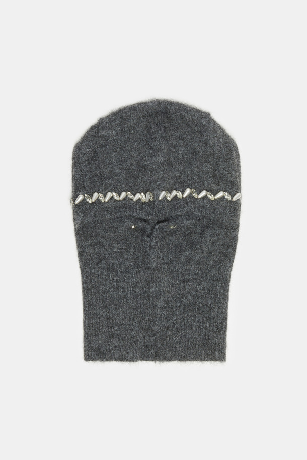 "Jewelry 바라클라바(grey)"는 부드러운 니트 소재로 제작되어 포근한 착용감을 선사합니다. 깊은 모자 깊이와 톡톡한 두께감으로 겨울철 방한에 효과적이며, 일상에서도 스타일리시하게 연출할 수 있습니다. 후드 라인에 진주와 보석 장식이 더해져 유니크한 무드를 연출하며, 심플한 실루엣으로 어떤 스타일에도 잘 어울립니다. 미니멀하면서도 클래식한 디자인으로, 여성분들의 겨울철 패션에 포인트를 더해줄 아이템입니다. 그레이 컬러로 다양한 의상과 매치하기 용이합니다.
