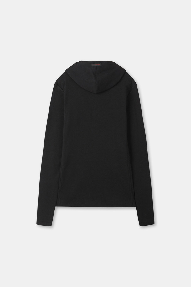 가볍게 걸치기 좋은 블랙 컬러의 후드 티셔츠입니다. 여유로운 핏과 얇은 두께감으로 봄, 가을 간절기에 활용하기 좋습니다. 소매 절개 라인과 니켈 버튼 장식으로 포인트를 더했으며, 넥 카라 스타일링도 가능하여 다양한 연출이 용이합니다. 편안한 일상룩, 집콕룩은 물론 캐주얼, 미니멀 스타일 모두 소화 가능한 아이템입니다. 긴 소매 기장으로 안정감을 더했습니다.
