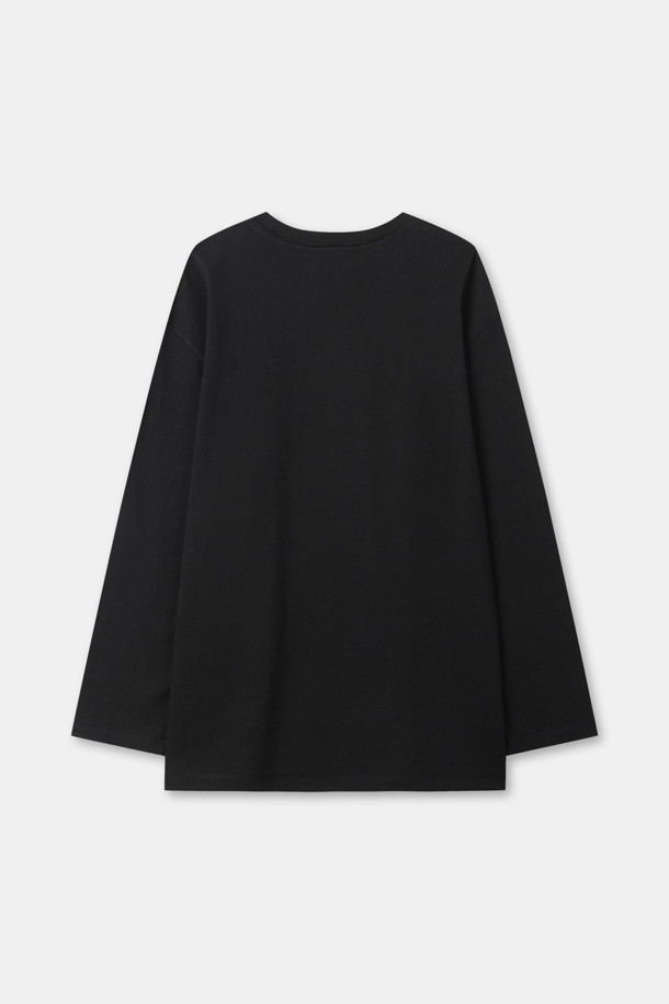 리본 롱 슬리브 탑(Ribbon long sleeve top, 블랙)은 여성스러움을 강조하는 티셔츠입니다. 봄, 가을에 어울리는 긴 소매 디자인으로, 벨벳 리본과 플라워 장식이 로맨틱한 무드를 연출합니다. 프리사이즈로 여유로운 실루엣을 자랑하며, 데이트룩, 봄 소풍룩, 카페룩 등 다양한 TPO에 활용하기 좋습니다. 면 소재로 제작되어 편안한 착용감을 선사하며, 걸리시하고 클래식한 스타일을 완성합니다.
