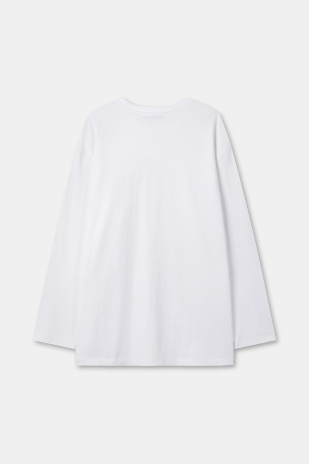 리본 롱 슬리브 탑(화이트)은 로맨틱하고 걸리시한 무드를 연출하는 여성 티셔츠입니다. 플라워 패턴과 벨벳 리본 장식이 돋보이며, 봄, 가을에 데이트룩이나 봄 소풍룩으로 활용하기 좋습니다. 면 소재로 제작되어 편안한 착용감을 선사하며, 프리사이즈의 여유로운 실루엣으로 자연스러운 핏을 연출합니다. 긴 소매 기장으로 간절기에도 따뜻하게 입을 수 있는 아이템입니다.
