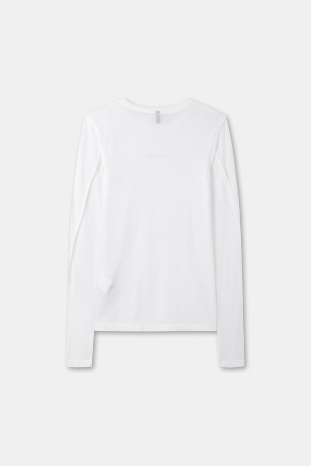 **쉬어 롱 슬리브 탑(화이트)**은 여성 의류로, 사계절 내내 활용 가능한 베이직 스타일의 티셔츠입니다. 슬림핏 라운드넥 디자인에 긴 소매 기장으로, 미니멀, 클래식, 시크 무드를 연출합니다. 얇은 두께감과 시스루 디테일이 특징이며, 화이트 컬러로 다양한 스타일에 매치하기 좋습니다. 데일리룩에 세련된 포인트를 더해줄 아이템입니다.
