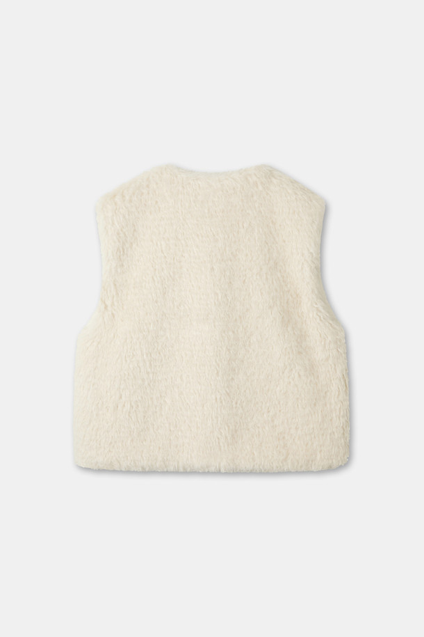 Furridge 베스트(베이지)는 미니멀, 시크, 클래식 스타일을 추구하는 분들을 위한 페이크퍼 소재의 퍼 베스트입니다. 넉넉한 두께감과 부드러운 촉감으로 가을, 겨울 시즌에 따뜻하게 착용할 수 있습니다. 라운드넥 디자인에 싱글 버튼 여밈 방식으로 간결함을 더했으며, 레귤러핏으로 편안한 착용감을 선사합니다. 무지 패턴의 베이지 컬러는 어떤 옷에도 쉽게 매치되어 일상복으로 활용하기 좋습니다. 포켓 디테일과 은은한 광택감이 고급스러운 분위기를 연출합니다.
