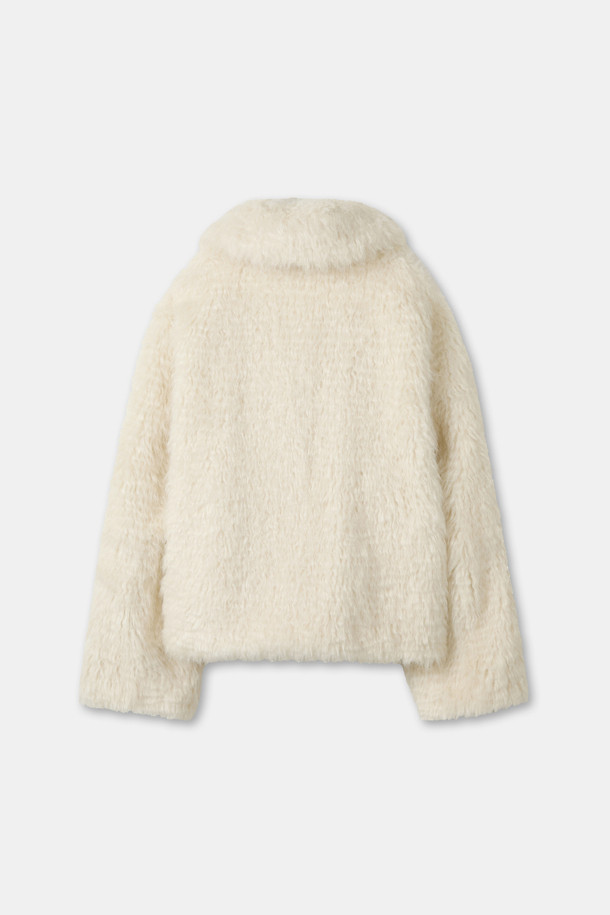 Furridge outer(베이지)는 여성스러운 겨울 스타일을 완성하는 퍼 재킷입니다. 부드러운 인조 모피 소재와 두꺼운 두께로 뛰어난 보온성을 제공하며, 와이드 라펠과 숏 기장, 볼륨 핏 디자인이 세련된 무드를 연출합니다. 베이지 컬러는 어떤 룩에도 잘 어울리며, 버튼 여밈 방식으로 간편하게 착용할 수 있습니다. 데이트룩, 모임룩, 연말 모임룩 등 다양한 TPO에 클래식, 시크, 미니멀 스타일로 활용 가능합니다.
