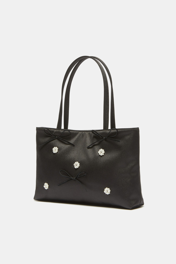 블랙 컬러의 '커튼 콜' 토트백입니다. 새틴과 벨벳 소재에 플라워 패턴이 더해져 페미닌하고 우아한 무드를 연출합니다. 미니 사이즈의 사각 가방으로, 진주와 리본 장식이 세련된 포인트를 더합니다. 슬림한 핸들이 돋보이며, 데이트룩이나 모임룩에 시크하게 매치하기 좋습니다. 데일리백으로 활용하여 미니멀하고 세련된 스타일을 완성해보세요.
