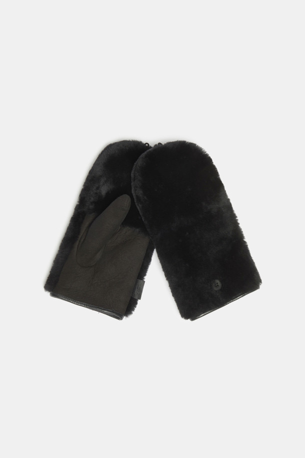 Furridge gloves(black)는 부드러운 양털, 양가죽, 스웨이드 소재로 제작된 블랙 컬러의 장갑입니다. 안감은 퍼(fur)로 처리되어 보온성을 높였으며, 겨울철 야외 활동이나 레저 활동에 적합합니다. 커버형, 하프핑거, 투웨이 디자인으로 다양한 스타일 연출이 가능하며, 버튼으로 여밈 방식을 더했습니다. 캐주얼, 클래식, 미니멀 스타일을 즐겨 입는 분들께 세련된 포인트를 더해줄 아이템입니다.
