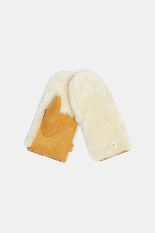 Furridge gloves(브라운)는 부드러운 양털, 양가죽, 스웨이드 소재로 제작된 두꺼운 겨울 장갑입니다. 캐주얼, 클래식, 미니멀 스타일을 아우르며 일상 및 레저 활동에 적합합니다. 하프 핑거 스타일과 커버형 디자인의 투웨이 방식으로 다양한 연출이 가능하며, 안감은 퍼 소재로 보온성을 높였습니다. 브라운 컬러의 무지 디자인에 버튼 여밈 방식으로 포인트를 주어 실용성과 스타일을 모두 갖춘 제품입니다. 사이즈 조절 기능이 있어 편안한 착용감을 선사합니다.
