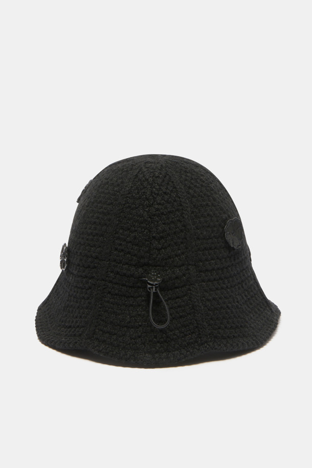 블랙 컬러의 New blossom bucket hat(뉴 블라썸 버킷 햇)입니다. 여성스러운, 캐주얼, 로맨틱 스타일을 연출하기 좋으며, 데이트룩, 카페룩, 봄 소풍룩에 매치하기 좋습니다. 봄, 여름, 가을에 착용하기 적합하며, 니트 소재로 제작되어 부드러운 착용감을 선사합니다. 라운드 형태의 플라워 패턴 패치와 꽃 스토퍼 디테일이 돋보이는 디자인입니다. 데일리룩에 포인트 아이템으로 활용하여 여성스러운 무드를 더해보세요.
