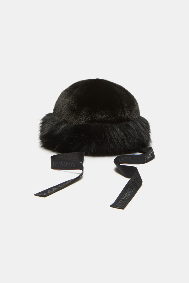 Furridge(퍼리지) 버킷 햇(블랙)은 부드러운 페이크 퍼 소재로 제작되어 겨울철 따뜻함과 스타일을 동시에 선사합니다. 하단 퍼 트리밍과 은은한 광택이 고급스러운 분위기를 더하며, 브랜드 로고가 새겨진 골지 리본 스트랩으로 포인트를 주었습니다. 블랙 컬러의 무지 디자인은 어떤 스타일에도 잘 어울리며, 클래식, 미니멀, 걸리시한 룩을 연출할 수 있습니다. 데이트룩, 연말 모임룩 등 다양한 TPO에 활용하여 특별한 날을 더욱 돋보이게 해보세요. 보온성을 갖춘 두꺼운 두께감으로 추운 날씨에도 따뜻하게 착용할 수 있습니다.
