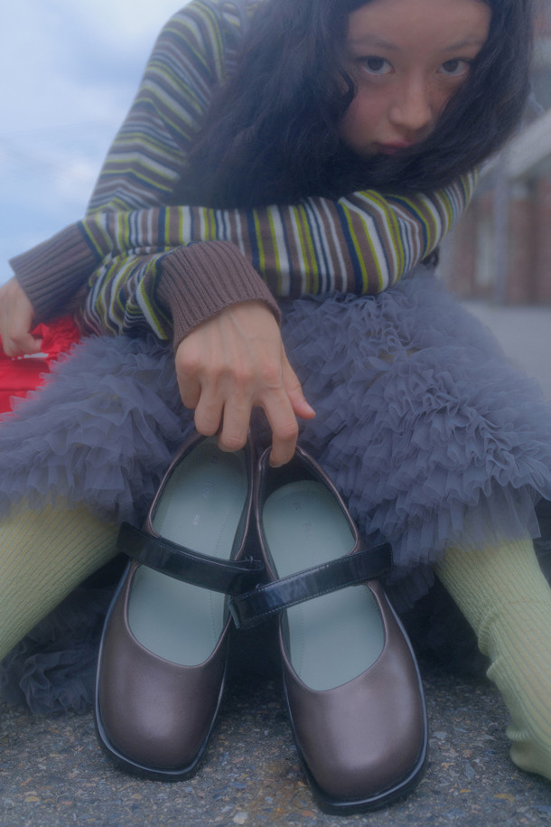 Fev_Young muze mary jane 스니커즈 (브라운)는 여성용 메리제인 스니커즈입니다. 라운드 앞코 디자인에 벨크로 여밈으로 간편하게 착용할 수 있으며, 합성가죽 소재로 제작되어 봄, 여름, 가을 계절에 적합합니다. 플랫 굽에 경량 아웃솔을 적용하여 편안한 착화감을 제공하며, 힐탭의 Fev 심볼 장식과 리본 브로치 연출, Fev 신꾸 액세서리 추가로 개성 있는 스타일을 연출할 수 있습니다. 심플하고 캐주얼한 디자인으로 동네 마실룩, 산책룩 등 다양한 TPO에 활용하기 좋습니다.
