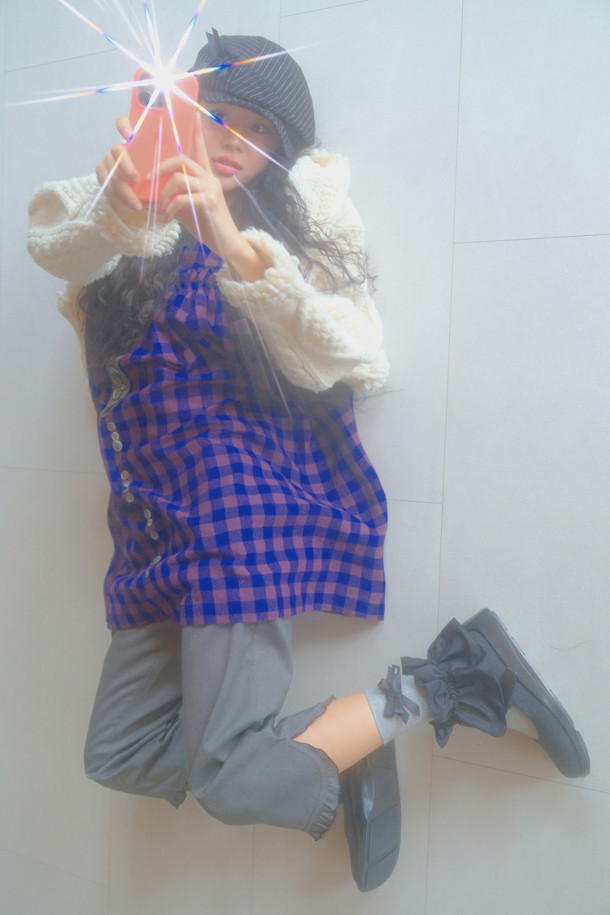 Fev_Young 뮤즈 메리 제인 스니커즈(그레이)는 여성용 메리제인 스니커즈입니다. 라운드 앞코 디자인에 벨크로 신발여밈으로 편안하게 착용할 수 있으며, 일상생활에서 활용하기 좋습니다. 경량 아웃솔과 유광 스트랩이 특징이며, 힐탭의 Fev 심볼 장식으로 포인트를 더했습니다. Fev 신꾸 액세서리를 추가하여 개성을 연출하거나, 리본 브로치로 걸리시한 스타일을 완성할 수도 있습니다. 봄, 여름, 가을 계절에 어울리는 캐주얼, 미니멀, 걸리시 스타일의 신발로 동네 마실룩이나 카페룩에 매치하기 좋습니다.
