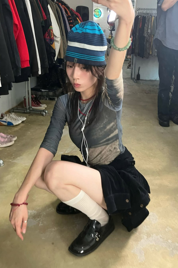 Fev_시어 무릎 양말(화이트)는 부드러운 소재감과 시스루 디자인으로 여성스러운 실루엣을 연출합니다. 다리를 길고 슬림하게 보이게 해주는 효과가 있어 데일리룩, 데이트룩, 집콕룩 등 다양한 TPO에 활용하기 좋습니다. 미니멀, 걸리시, 클래식 스타일 모두 소화 가능하며, 언더삭스로 레이어링하여 더욱 풍성한 스타일을 완성할 수 있습니다. 가을, 겨울 시즌에 따뜻함과 스타일을 동시에 잡을 수 있는 필수 아이템입니다. 무지 패턴의 화이트 컬러로 어떤 옷에도 쉽게 매치할 수 있습니다.
