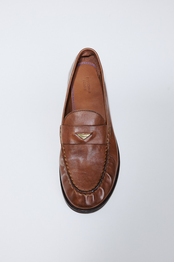 빈티지 로퍼(브라운)는 부드러운 소가죽 소재로 제작되어 편안한 착용감을 선사합니다. 라운드 앞코와 로우탑 디자인으로 클래식하고 캐주얼한 스타일을 연출하며, 봄, 여름, 가을 계절에 활용하기 좋습니다. 페니 로퍼 스타일, 쿠션 인솔, 천연 가죽 밑창, 빈티지 가공, 은은한 광택감이 특징이며, 데이트룩, 카페룩, 출근룩 등 다양한 TPO에 활용 가능합니다. 슬립온 디자인으로 신고 벗기 편리하며, 로우힐 굽으로 안정적인 착화감을 제공합니다.
