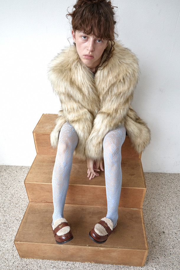 Furridge 페니 로퍼(브라운)는 클래식과 캐주얼 스타일을 모두 아우르는 여성용 로퍼입니다. 소가죽과 인조 모피 안감으로 제작되어 겨울철 따뜻하고 편안한 착용감을 선사합니다. 브라운 컬러의 무지 디자인에 빈티지 워싱과 엔틱 장식이 더해져 은은한 멋을 자아냅니다. 슬립온 형태로 간편하게 신고 벗을 수 있으며, 플랫 굽으로 편안한 착용감을 제공합니다. 데일리룩에 포인트를 더해줄 매력적인 로퍼를 만나보세요.
