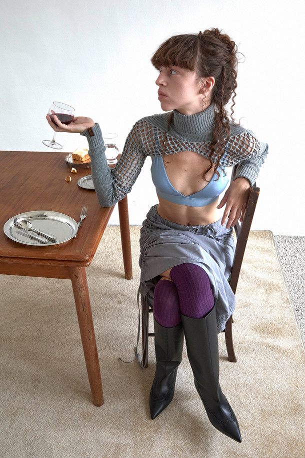 세련된 스타일을 완성하는 브로그 디테일 롱 부츠(블랙)입니다. 부드러운 소가죽 소재로 제작되어 편안한 착화감을 선사하며, 슬림한 실루엣이 다리 라인을 더욱 돋보이게 합니다. 포인티드 앞코와 미들힐 굽은 클래식하면서도 우아한 무드를 연출합니다. 가을, 겨울 시즌 오피스룩, 모임룩, 데이트룩에 모두 잘 어울리며, 다양한 스타일을 소화할 수 있는 매력적인 아이템입니다. 플라워 패턴이 은은하게 더해져 세련된 포인트를 더합니다.
