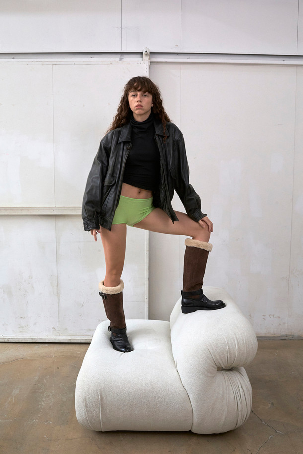 Furridge(퍼리지) shearling(시어링) 롱 부츠(블랙)는 여성 고객을 위한 겨울철 필수 아이템입니다. 소가죽, 스웨이드, 페이크 퍼 등 다양한 소재의 조화가 돋보이며, 안감 전체는 보온성을 높이는 퍼로 마감되었습니다. 측면 실버 메탈 버클 스트랩과 퍼 디테일 탑라인이 스타일리시함을 더하며, 무지 디자인으로 어떤 스타일에도 쉽게 매치할 수 있습니다. 출근룩, 연말 모임룩 등 다양한 TPO에 활용 가능하며, 캐주얼, 클래식, 미니멀 스타일을 즐겨 입는 고객에게 추천합니다.
