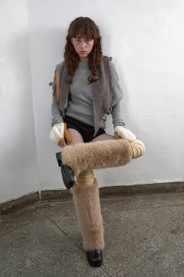 Furridge 롱 부츠(블랙)는 여성 고객을 위한 겨울철 필수 아이템입니다. 소가죽과 페이크 퍼 소재를 사용하여 보온성을 높였으며, 부드러운 퍼 안감과 인솔 마감으로 편안한 착화감을 제공합니다. 라운드 스퀘어 앞코 디자인과 무지 패턴으로 클래식, 미니멀, 캐주얼 등 다양한 스타일 연출에 용이합니다. 출근룩은 물론 모임룩에도 포인트를 더할 수 있으며, 가벼운 몰드 아웃솔로 활동성을 더했습니다. 블랙과 라이트 베이지 두 가지 컬러로 출시되었습니다.
