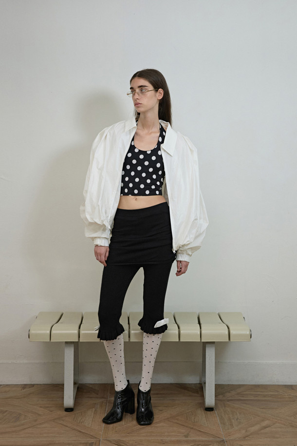 세련된 스퀘어 앵클 부츠(블랙)입니다. 부드러운 양가죽 소재와 발에 슬림하게 밀착되는 핏으로 편안함과 스타일을 동시에 잡았습니다. 시크하고 모던한 무드를 연출하며, 세련된 스퀘어토 디자인과 광택감 있는 소재가 특징입니다. 가을, 겨울 시즌 데일리룩, 오피스룩, 모임룩에 모두 잘 어울리며, 와이드 팬츠나 스커트, 원피스와 함께 매치하여 시크하고 페미닌한 스타일을 완성해보세요.
