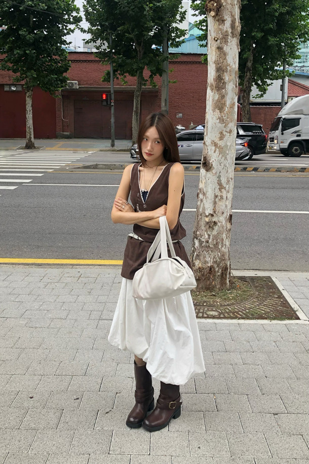 브라운 컬러의 버클 부츠입니다. 라운드 앞코에 소가죽 소재로 제작되어 가을, 겨울철 일상에서 착용하기 좋습니다. 미들 기장에 원버클 장식이 돋보이며, 여유로운 핏과 가벼운 착화감, 편안한 착화감을 제공합니다. 로우힐 디자인으로 출근룩, 모임룩, 데이트룩 등 다양한 TPO에 클래식, 미니멀, 캐주얼 스타일로 연출하기 좋습니다.
