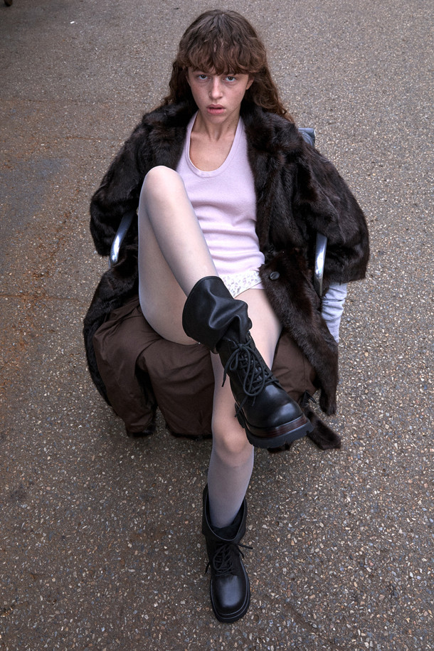 A라인 레이스업 부츠(블랙)는 세련된 스타일을 완성하는 여성 부츠입니다. 부드러운 소가죽 소재에 은은한 광택감을 더해 고급스러운 분위기를 연출하며, 상단이 여유있게 벌어지는 A라인 실루엣이 특징입니다. 미드솔 배색으로 포인트를 더하고 롱 레이스업 디자인으로 종아리를 감싸는 연출이 가능합니다. 라운드 앞코와 통굽 디자인으로 편안한 착용감을 제공하며, 가을/겨울 시즌 출근룩과 모임룩에 시크하고 클래식한 매력을 더합니다. 사이즈 조절이 가능한 레이스업 부츠는 미니멀한 스타일을 즐기는 여성분들께 추천합니다.
