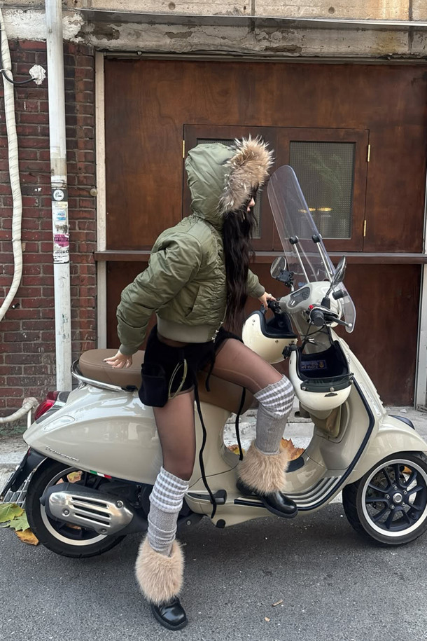 Furridge 앵클 부츠(black)는 여성분들을 위한 겨울철 필수 아이템입니다. 부드러운 소가죽과 포근한 페이크 퍼 안감으로 제작되어 따뜻하고 포근한 착용감을 선사합니다. 라운드 스퀘어 앞코 디자인과 클래식한 실루엣은 세련된 무드를 연출하며, 출근룩, 미니멀, 시크 스타일에도 잘 어울립니다. 경량 몰드 아웃솔로 편안한 착화감을 제공하며, 블랙과 라이트 베이지 컬러로 만나볼 수 있습니다.
